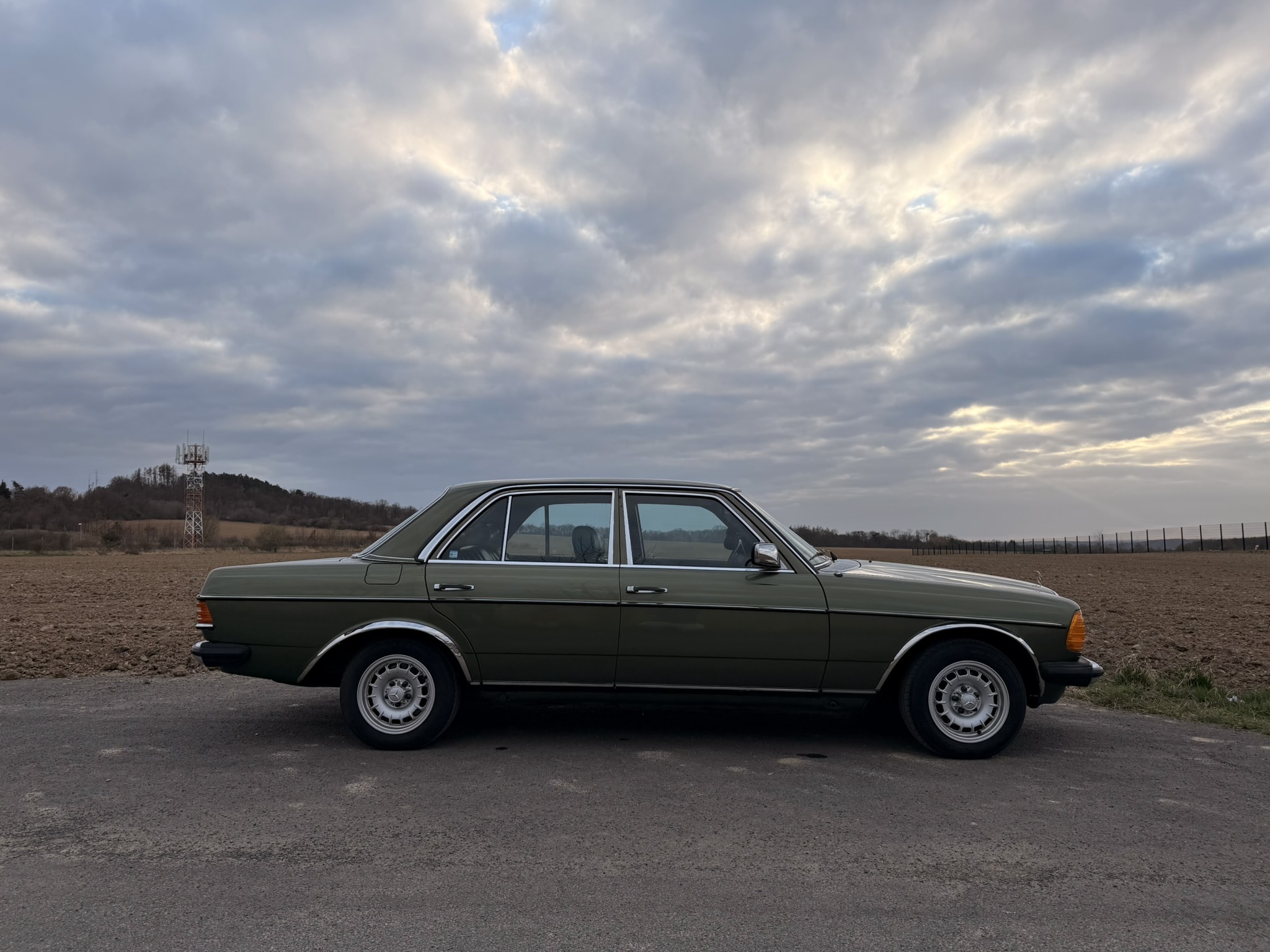 Mercedes 230E - Pohľad zboku